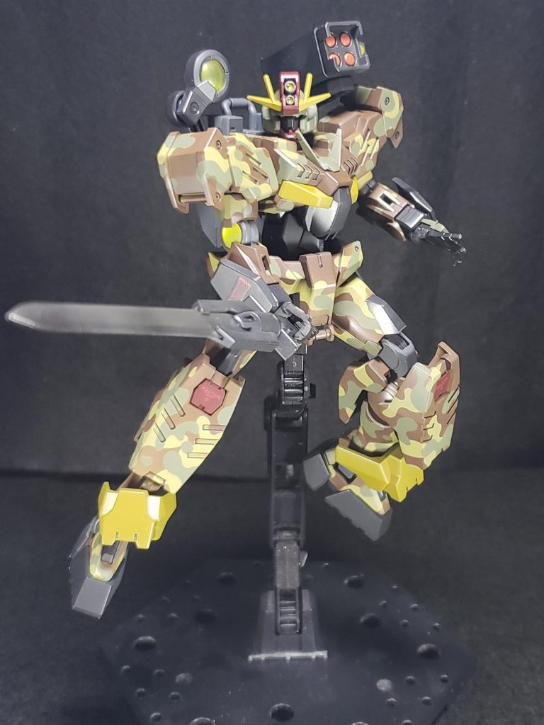 暗めな黄色に塗装したアンクルガードは、後はめ塗装難しかったので軸と切り離して軸だけ先に組み立てて、塗装してから軸に穴開けて真鍮線通して接続しました。