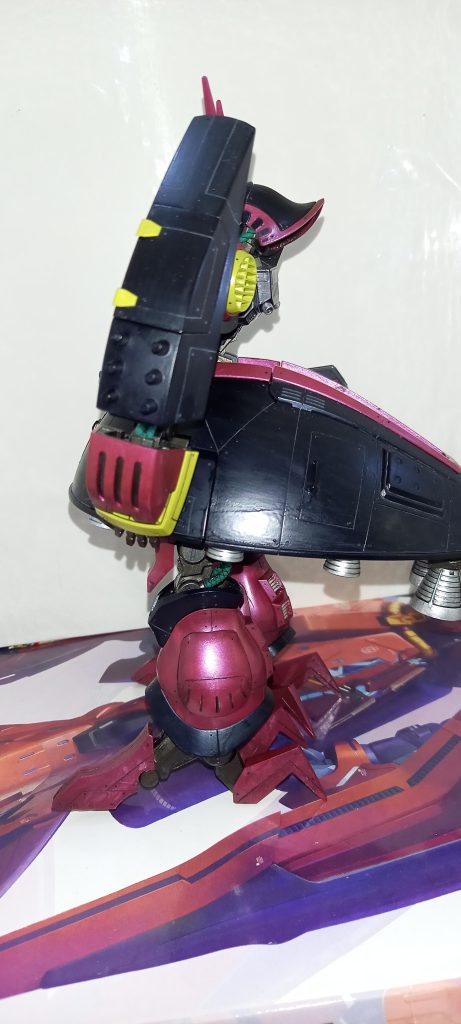 前作同様全身スジ彫り、今回はおさえめです