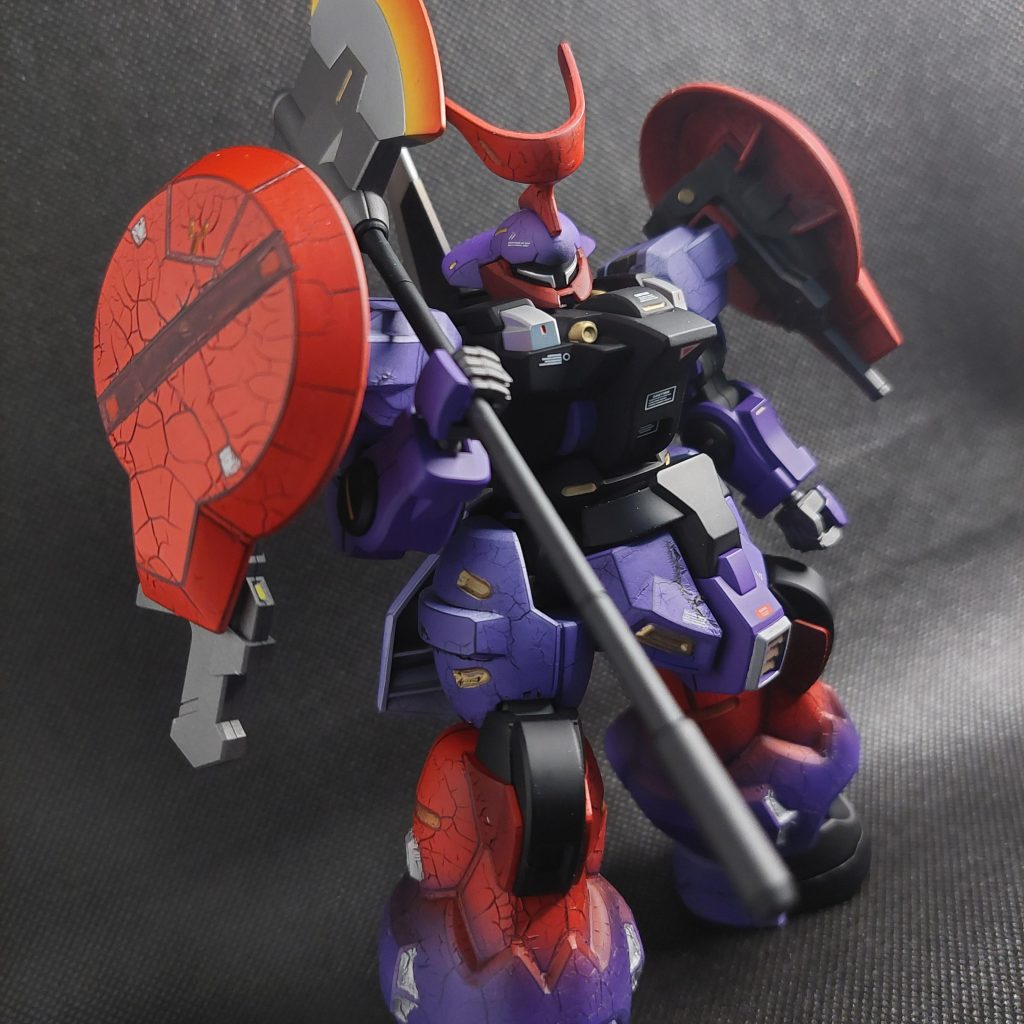 クラック塗装の不安定な模様をあえて強調してみました。