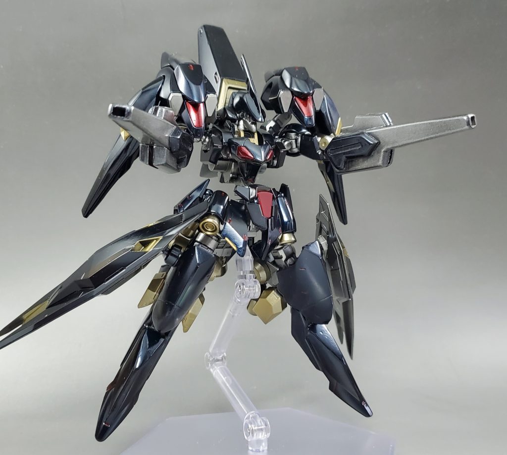 武装は腕部の固定兵装のハンドランチャーのみ。ショルダーアーマーは背部に接続してるので腕は比較的自由に動きます。