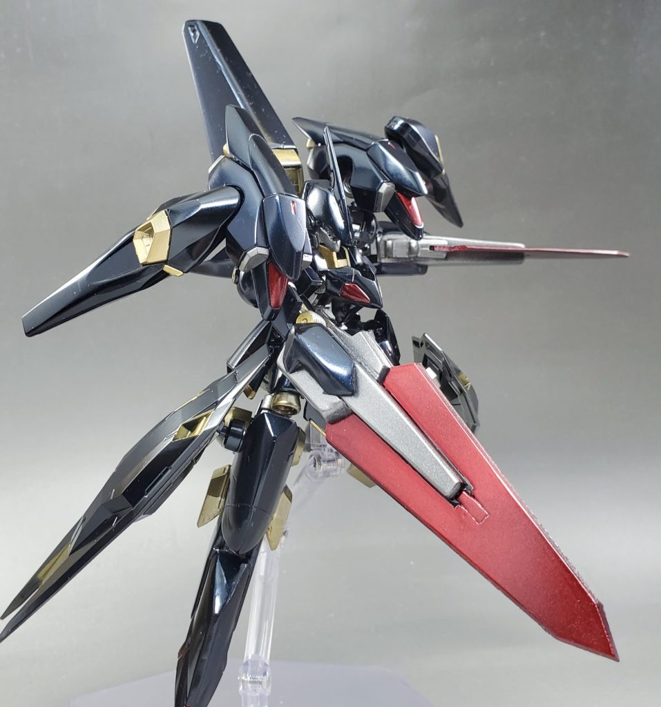 高出力大型粒子ブレードを展開。主武装で高機動で近づき切り裂くっていうヒットアンドウェイ戦法。