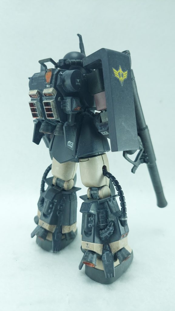 ガンダムマーカー、直塗りではムラが気になるし細かい部分の塗装にはあまり適さないし……と思っていましたが、塗料を押し出してつまようじで塗るとすごく便利ですね。下地不要でスラスター内部などをこんなに簡単に塗れるとは思いませんでした。これは今後の省力化に大いに役立ちそう。ヒートホークもパープルとSEEDイエローで塗装しています。