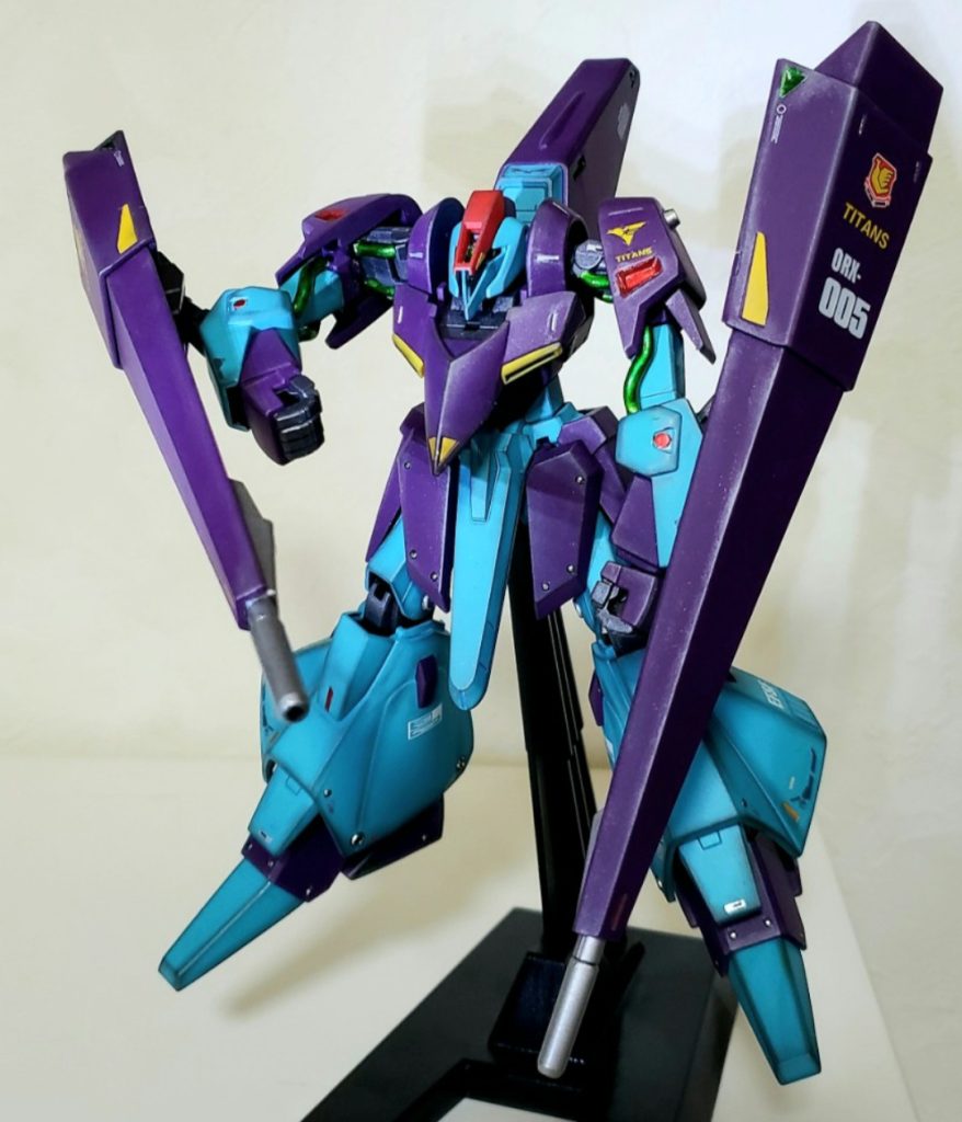 HGUC No.42と古いキットなので、あちこち合わせ目はあるし、さらにパーツの合いが悪かったりと手間は掛かるキットですが、プロポーションばっちりでメチャカッコイイキットなので、また作りたいけど、まぁ売ってませんね。去年の再販時に店頭に一つだけあった時に目の前で転売ヤーに他のキット(10個程)と一緒に持っていかれましたわ💢