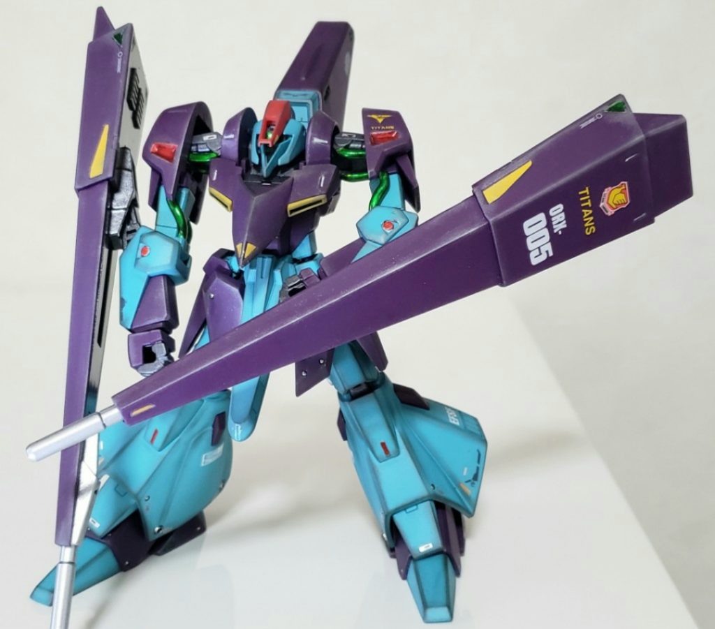 スカート前後や脚部周辺へカシメ玉を装着。