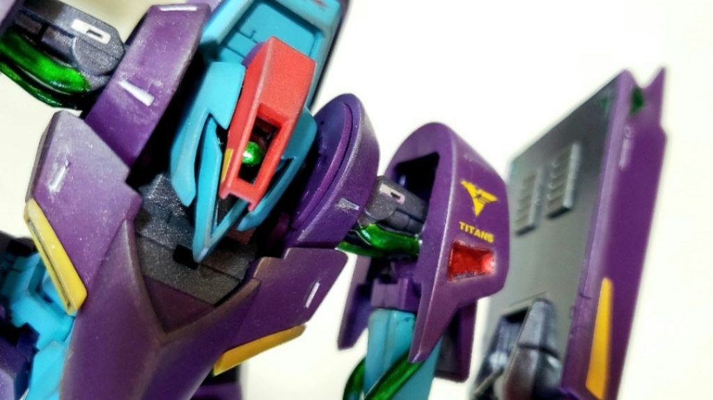 ムーバブル・シールド・バインダーの裏側がのっぺりしてるので排熱口をイメージして角モールド貼り付けて裏面全面をガンメタで塗装。モノアイもピンクシール⇒グリーン(Hアイズ)へ変更してます。