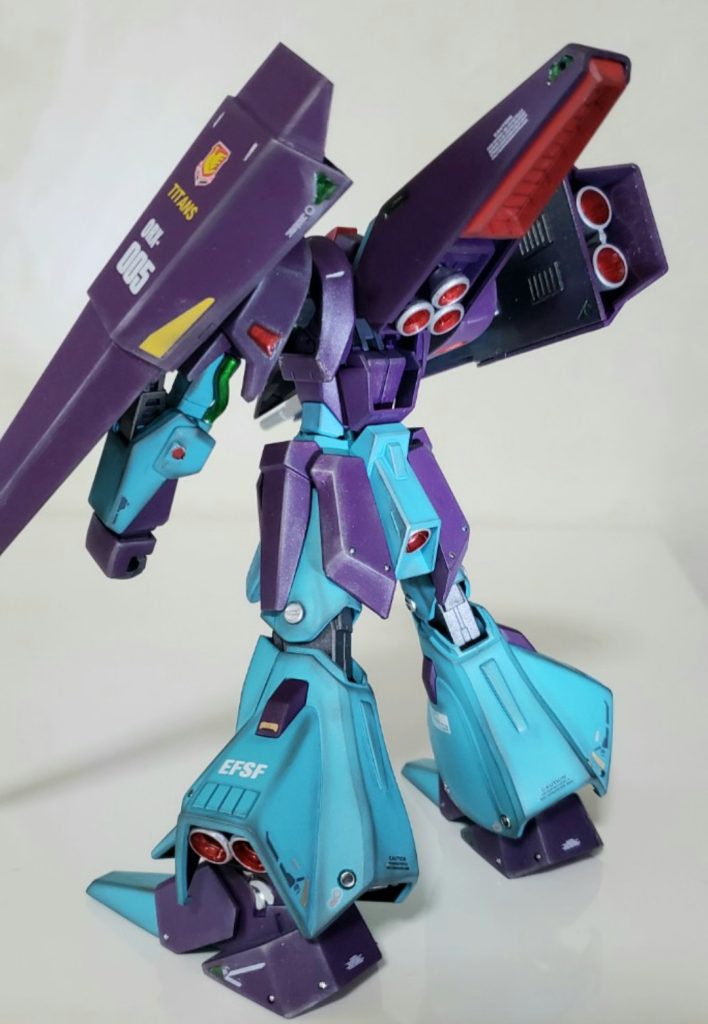 バックショット膝の窪みがなんだかな～なのでマイナスモールドを装着したり、カシメ玉仕込んでみたりしてますね。