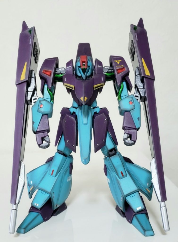 成型色も悪くないんだけど、ロザミアをイメージしてラベンダー、コーラルブルー(タミヤカラー缶スプレー)をメインに全塗装しました。