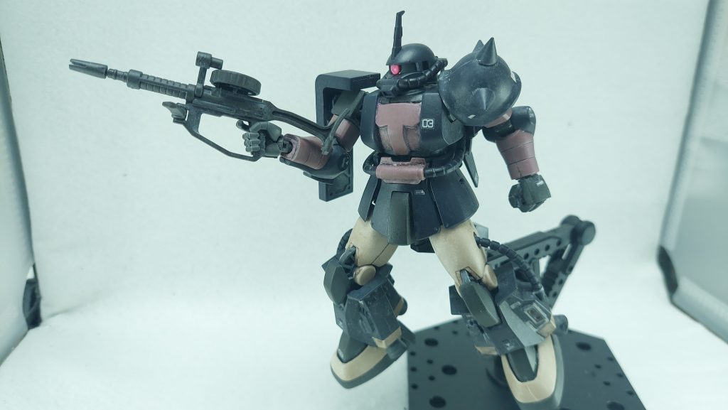 ザクを作ったのはガンプラスターターキット以来なので忘れてましたが、このザクマシンガンすごく持たせ難いんでした。特に右腕に持たせると銃床がスレて塗膜が剥がれる、剥がれる! 正直あまり持たせたくないですね。ザクバズーカ持ってる方が合ってます。