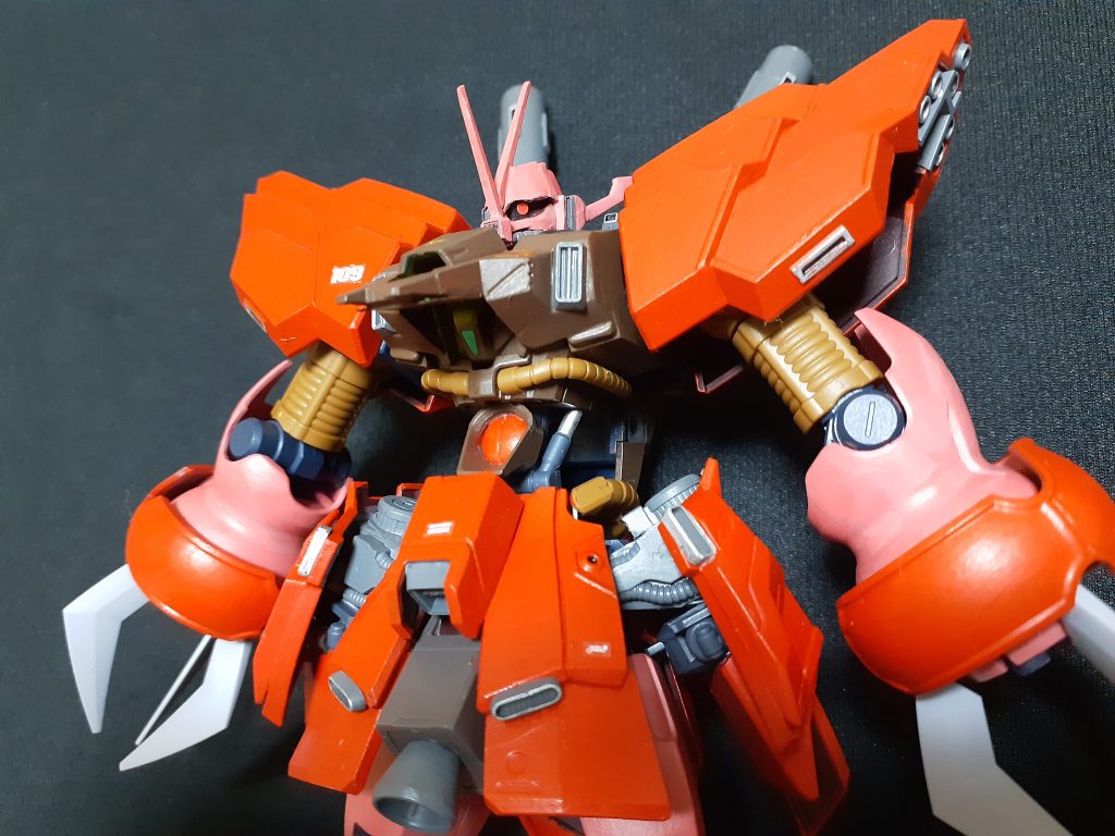 腰シリンダーやサイドアーマー内部にジャンクを仕込んでメカメカしく。