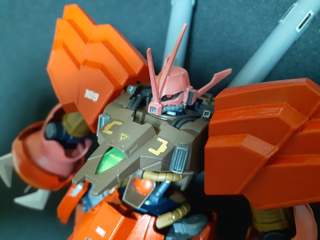 胸はポリパテとジャンクで。首回りがスカスカにならないようにパイプやら仕込んでみました。顔は元キットをベースに切ったり貼ったり。