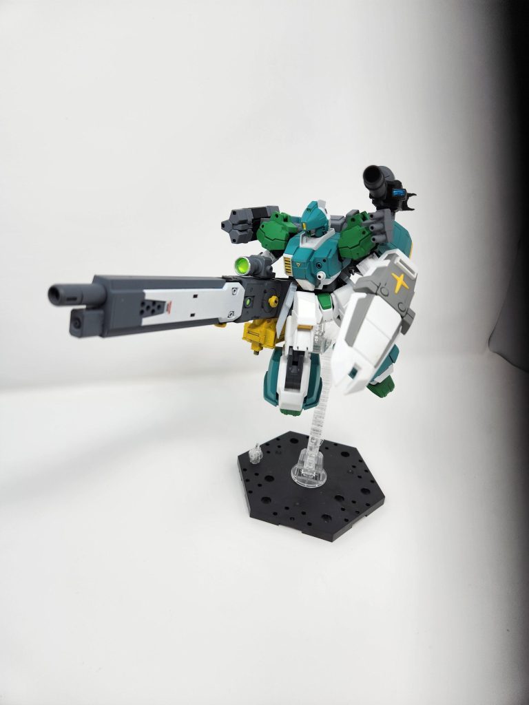 Equip with the large rail gun that doubles as a beam machine gun know as