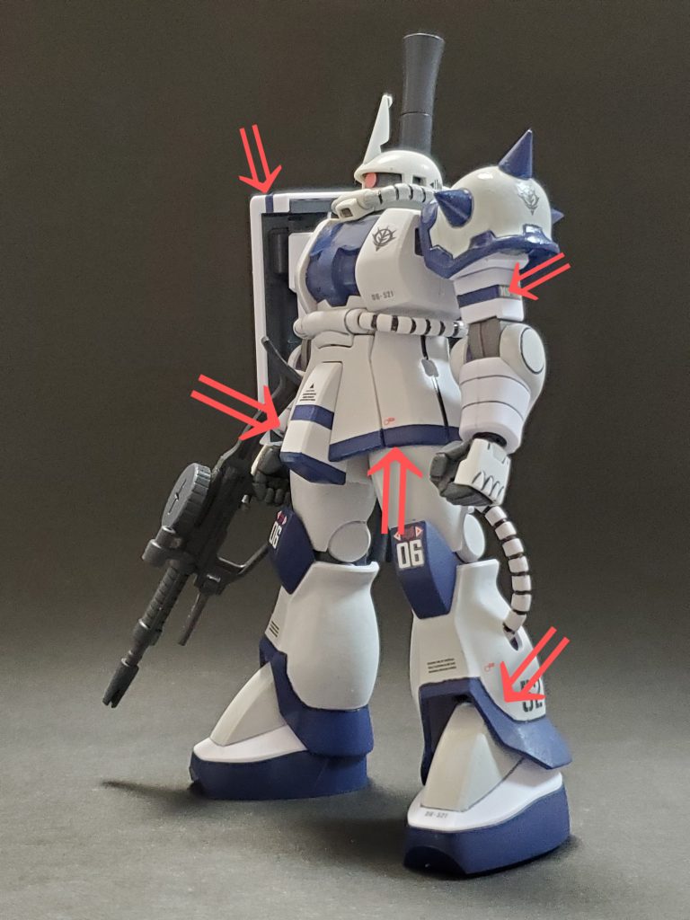 今回の制作も合わせ目消し、筆塗り塗装、艶消しスプレーで仕上げてます🎵カラーリングは🟦はティターンズブルー2、白の部分は成形色とライトグレー、関節はニュートラルグレーです😊今回の制作ポイント👍✨①今回は初のマスキングテープを使用して塗り分けに挑戦しました～😊赤い↗️部分です❗初めてだったのでドキドキ💓しましたが、すんなり上手くいきました👍✨②通常のザクとは違う機体に仕上げたくて、量産型ゲルググで残っていたC型バックパックの装備にチャレンジ😎✨背中に穴を開け、装着に無事成功👍🎶あまり見かけない機体になったかなと思います😊③白い機体だったため、ジャンクパーツと化していたシン・マツナガのザクから頭、手首、左肩のショルダースパイクを流用❕頭は、そのままでは首が完全に浮いた状態だったので、首のポリキャップパーツを削り、低く沈めて取り付けてます👍🎶