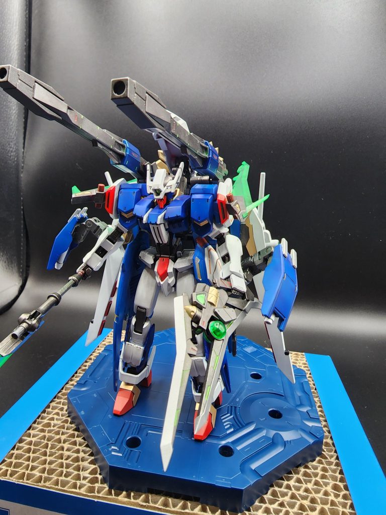 正面※鉄血の機体をメインに使用していますがビーム兵器を搭載しています。理由は鉄血世界の機体ではなく、ビルド世界で自分が使いたい機体として作成したからです。