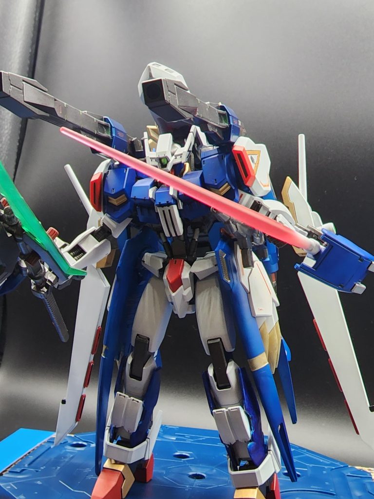 初の専用機作成であれもやりたいこれも装備させたいと作った結果すごくゴチャゴチャした機体になってしまいました。背中の装備が重く常に後ろにコケてしまう上に、肩の武装が大きく腕の可動範囲を狭めてしまいました。次回作成時はもっとバランスのいいスリムな機体にしたいです。又、足の延長工作に初挑戦して延長部分の見た目が悪かったので余りパーツを上から貼り付けて誤魔化しています。