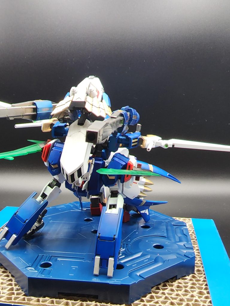 ・固定砲台形態固定砲台形態ではガンダムフラウロスと同じで四脚を固定し高い命中率の砲撃を行うことが可能です。※MA形態では下半身は前向きのままでしたが、固定砲台形態ではフラウロスと同様に下半身を後ろ向きにして変形します。