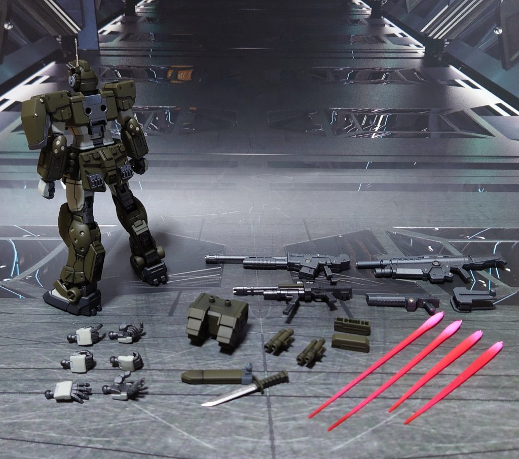 装備一式。握り手、平手、短いビームサーベル刃、ハンドガン&ホルスター、アサルトライフル、ショットガンを他キットから追加しています。