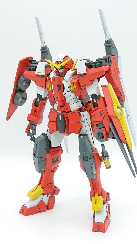 正面デュナメスの特徴的なGNシールド部は機動力・接近戦重視ということで大半は外し、GNマイン、GNダガーを装備しています。