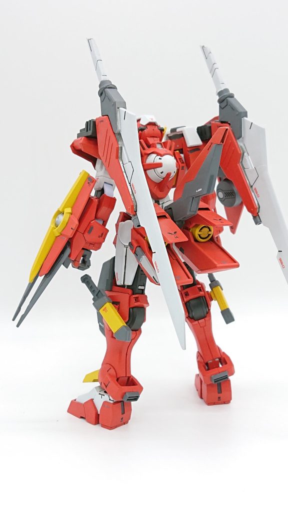 背面背面にはメインウェポンのGNブレードを、左腕にはクロー射出可能シールドを装備しています。