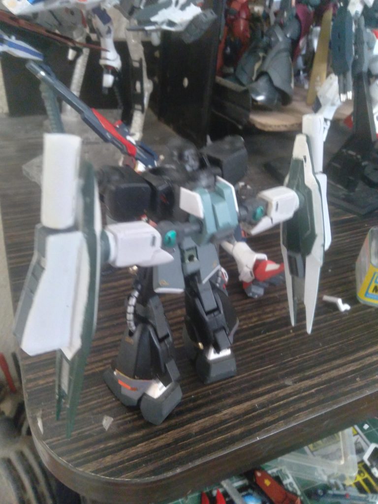 This is the start of another wizard pack. I haven't got a name for it yet. The reginlaze Julia smaller binders are used here. I also made some sub arms from the hg cheridum arms. I made some cannons to go on the binders, so it has mobility and offensive properties