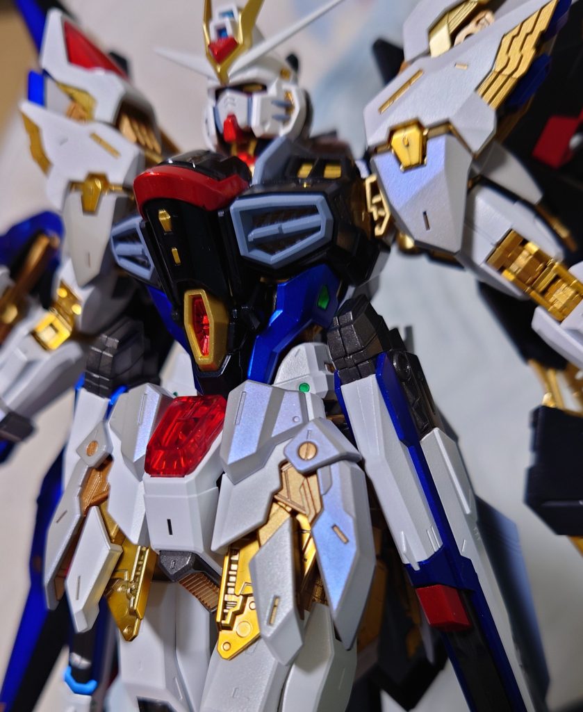 偏光パールキ○ガイなので何処かに入れたいと思い今回はライトグレーメタリックの上にサファイアブルーを吹きました