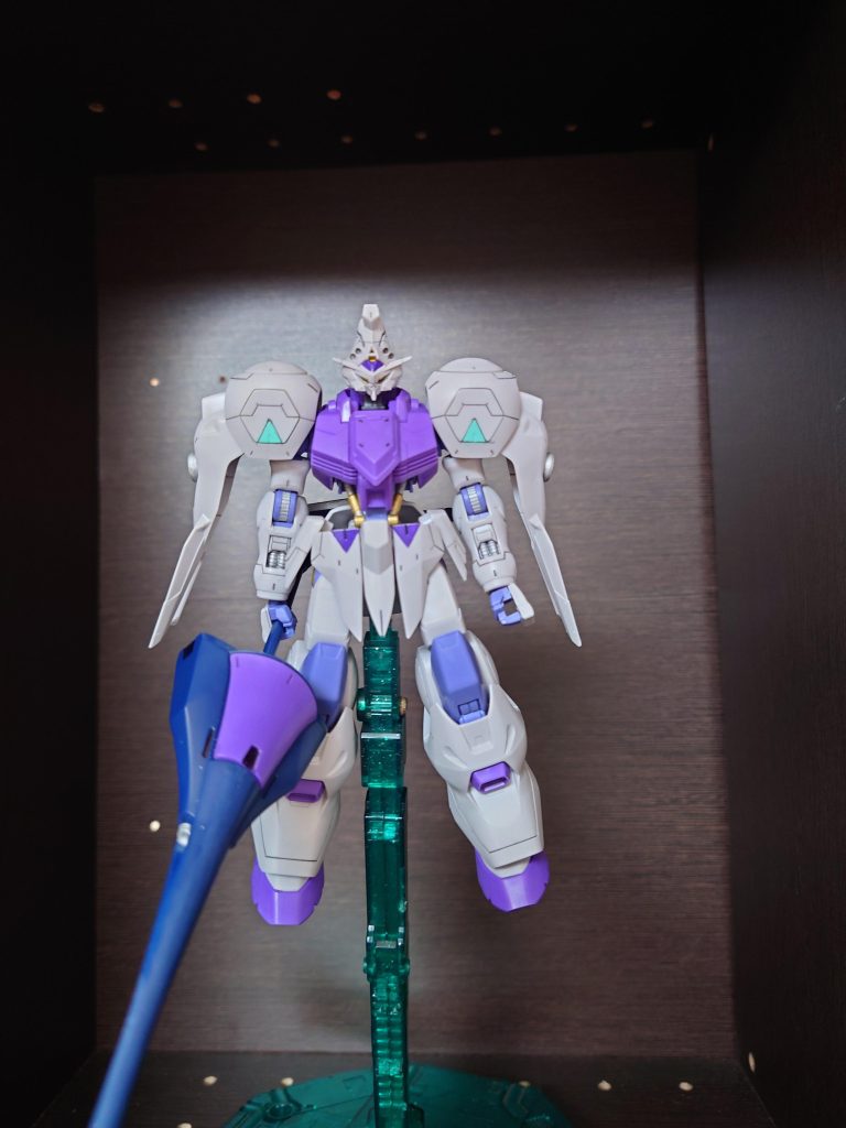 正面紫部分はタミヤカラーのパープル、黄色部分はタミヤカラーのフラットイエロー、銀色の部分はタミヤカラーのフラットアルミ、金色の部分はタミヤカラーのゴールドリーフ、肩の緑部分は水性ホビーカラーアクリジョンのペールグリーンを使用して塗ってます。フロントスカートやアンテナをシャープ化しました。