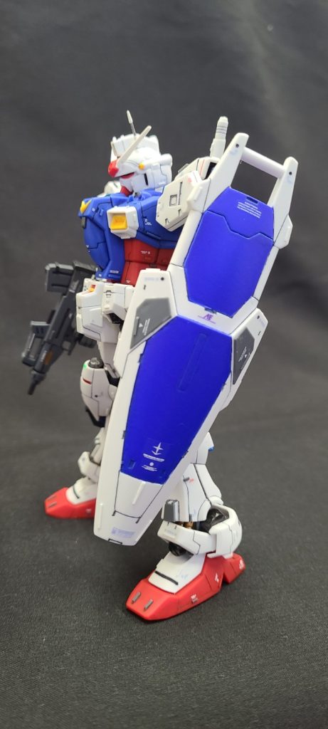 シールドに追加した部分はランナーを加工造形。頭部小アンテナは穴が目立つのでヤスリでアンテナの根元を調整して頭部組み立て後、接着