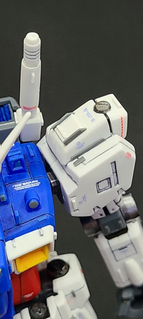 肩にフィンをランナーで造形、ボルトな表現部分にマイナスモールド追加