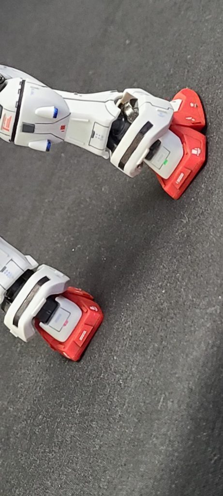 足元のナビゲーションランプ ふくらはぎ裏のグレーもランナーからの切出し