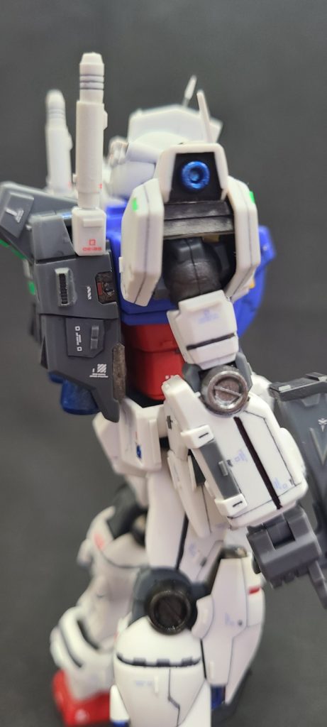 肩の内部はすかすか。それを隠すようにした。バックパックの側面のダクトは後付けパーツ