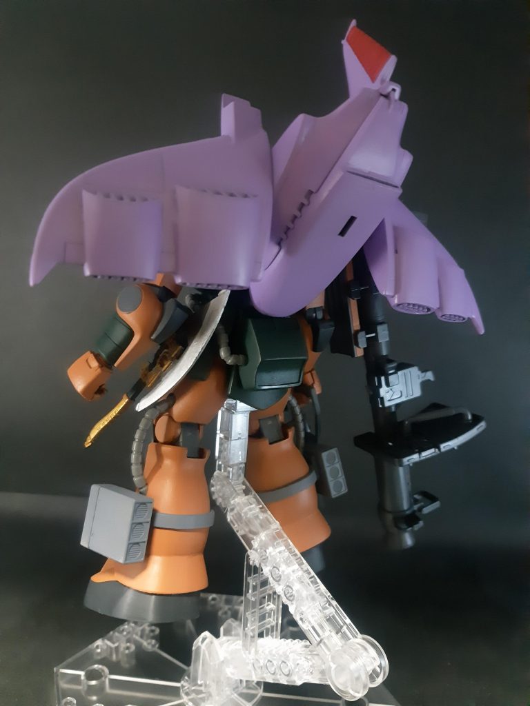 バックパックを腰の後ろに移動できるように改造し、背中に接続部を仕込んでます。