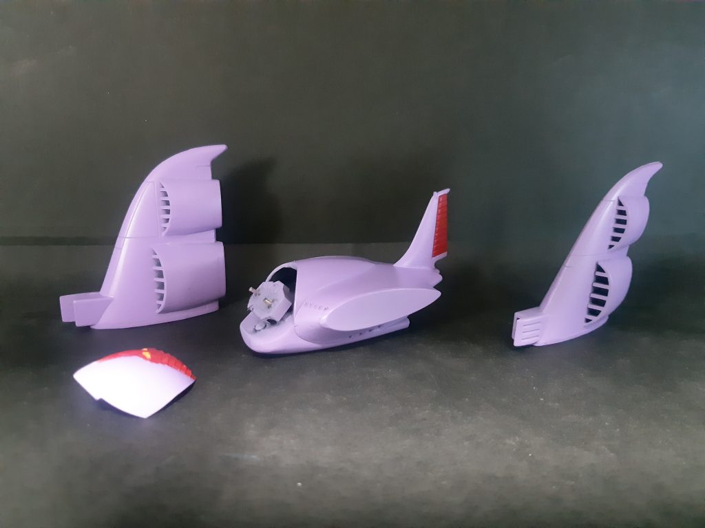 翼はネオジム接続で、自由に回転できます。合体部はジャンクパーツと軸穴付き磁石に真鍮棒です。機首も合体部に磁石固定で、合体時には尾翼の前側に移動します。あと、全体が平べったくなるように下部をカットしてます。