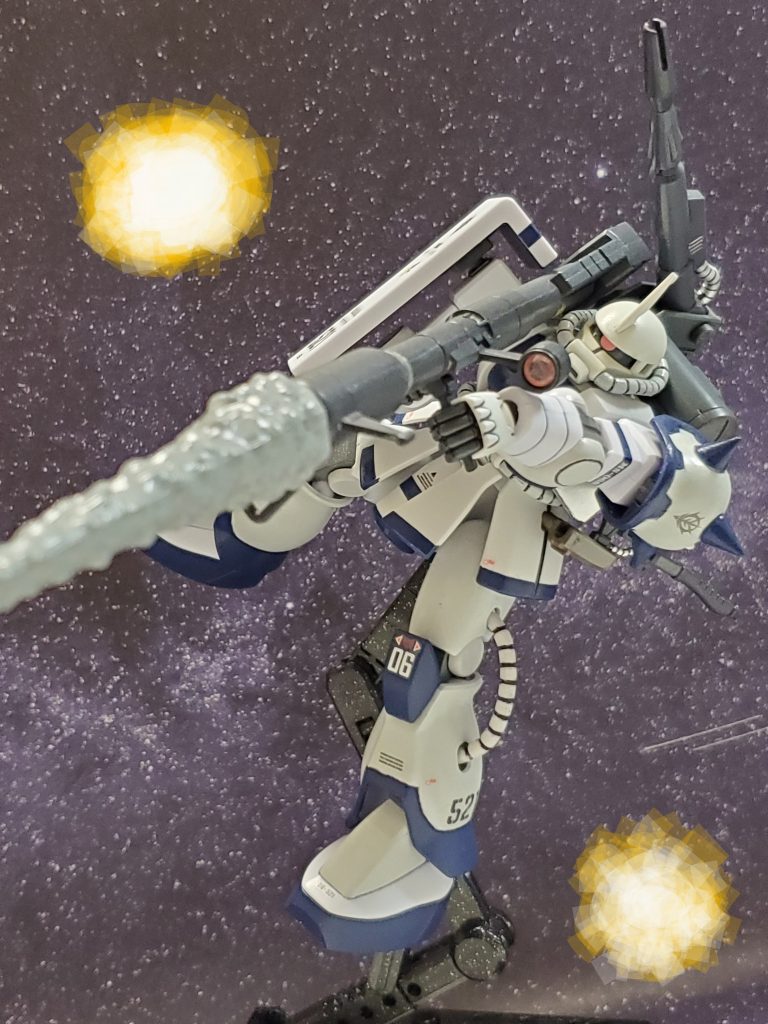 ドズル中将はバウアー中佐のザクIIに高機動バックパック装備への改修を指示❗これによりバウアー中佐のザクは高機動C(キャノン)型ザクII(S)という機動性とビーム兵器搭載のカスタム機へ改修された😊🎶その他兵装にはジャイアントバズ、マシンガン、大型ヒートホークと隙のない装備✨戦場で撃墜数を伸ばしエースパイロットとして名を轟かせていた👍✨