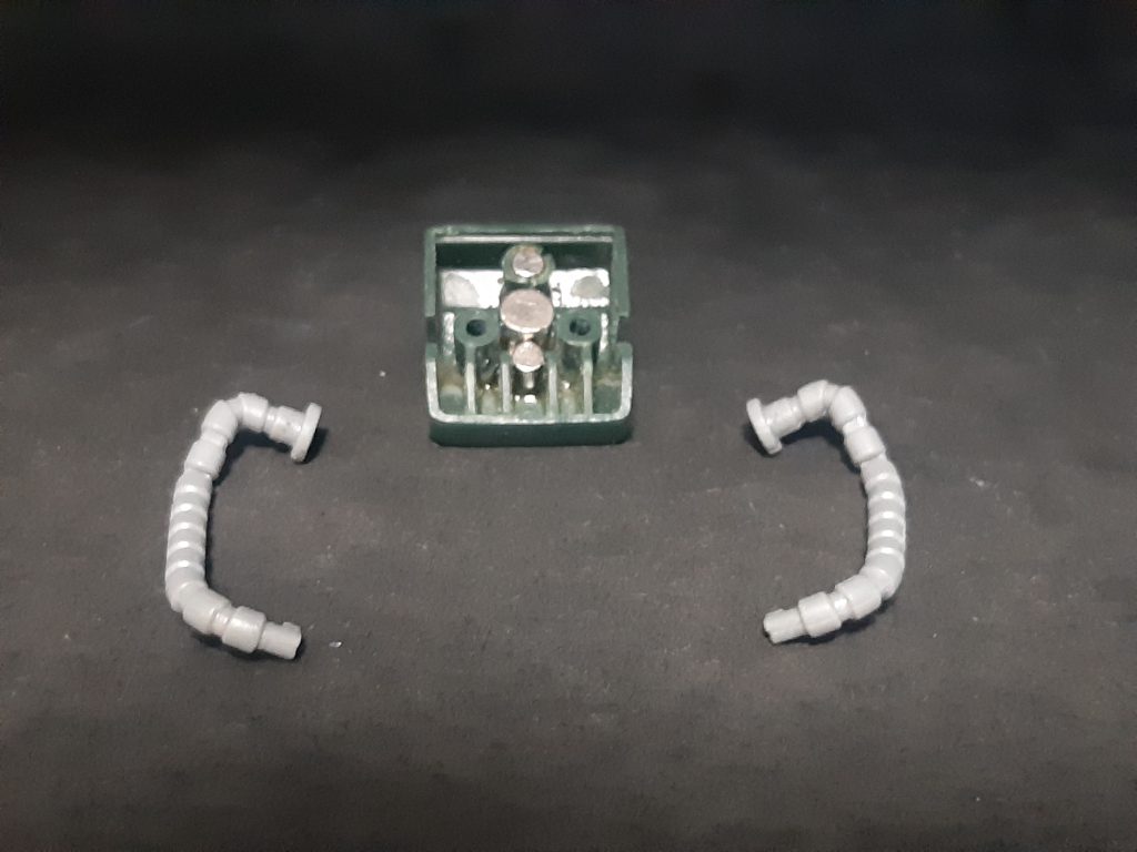 バックパックの中に磁石と、パイプは前側を一部カットして脱着可能にしてます。バックパックを下げる時はパイプの左右を入れ換えることで突っ張らないようにしてます。