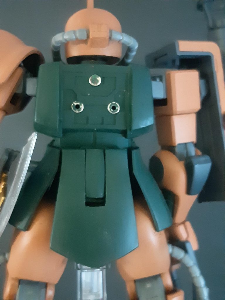 ザク側も通常バックパック固定用の磁石と、合体用の軸穴付き磁石。リアアーマーの中にもバックパック移動用の磁石。