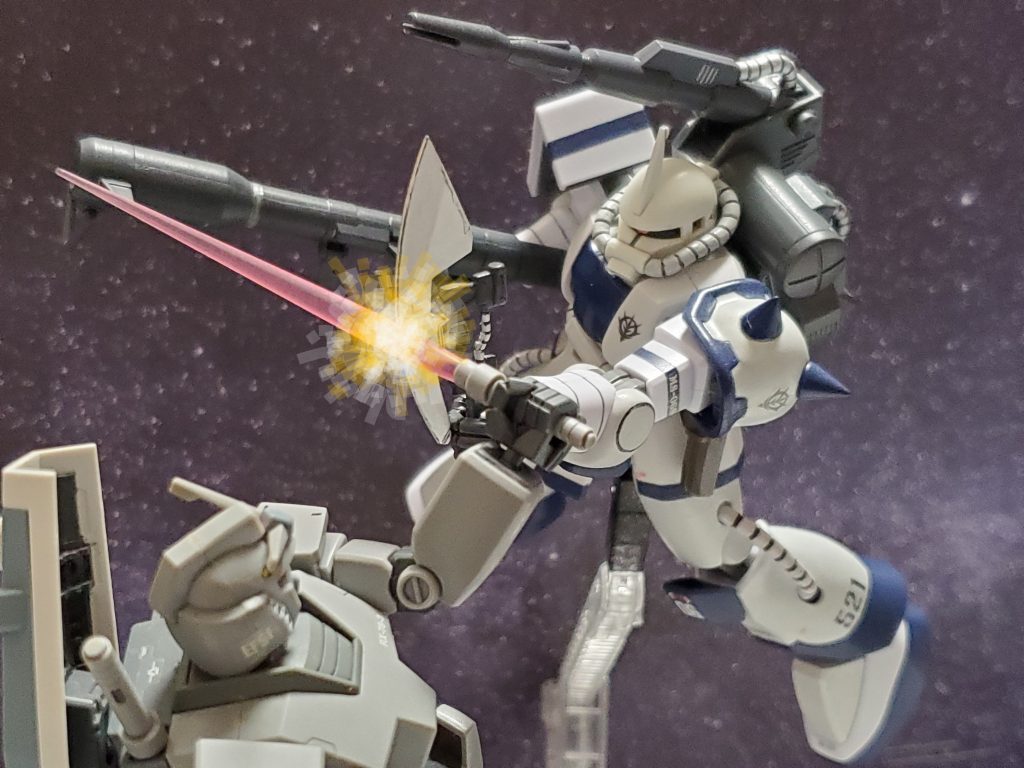 修復の完了したG-3ガンダムは稼働テスト中にソロモン特殊攻撃隊の襲撃を受け、『白いザク』の猛攻の前に再び大破💦ハインツ・ベア中尉は大敗を喫してしまった…😣※28作品目投稿を参照❕再び修復を終えたG-3ガンダムは、あの『白いザク』との再戦を望むハインツ・ベア中尉と共に戦場に復帰した👍✨