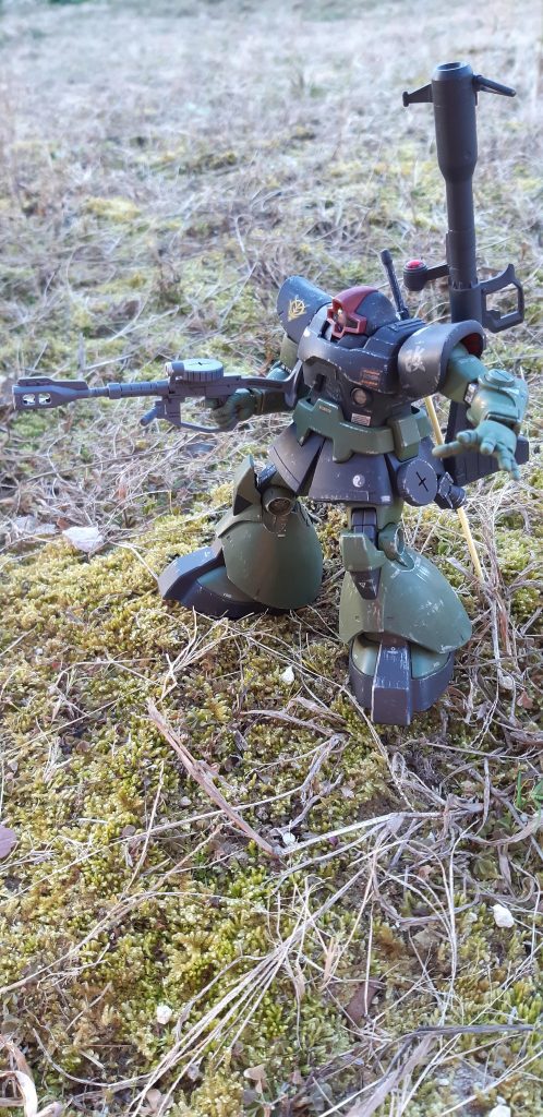 ザクマシンガンも腰部にラック出来ます一応、バレル長を伸ばしている設定です