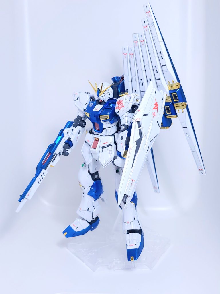 チタニウムフィニッシュキットの特徴であるホワイト：チタニウムフィニッシュカラーゴールド：メッキカラーこれらに合わせてブルー：キャンディ塗装レッド：メタリック塗装内部フレーム：艶消しダークグレー塗装で仕上げました。