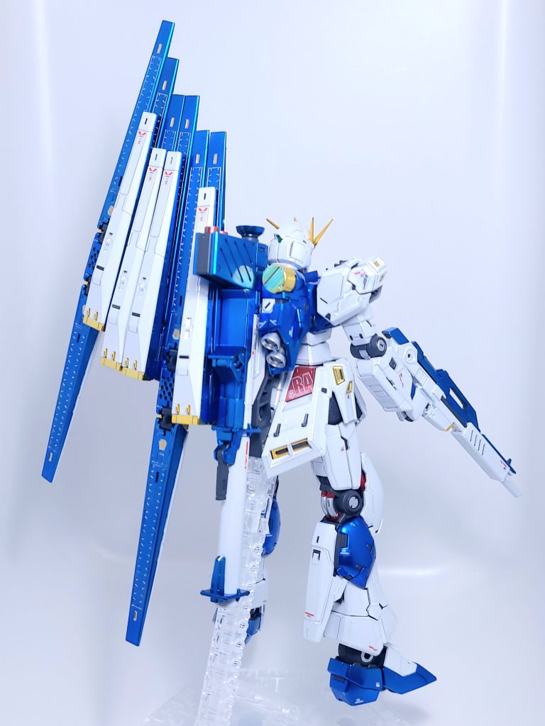 バーニア等シルバー部分は、4アーティストマーカーのシルバーで筆塗り。膝のピストンと膝裏のパイプは、レッドとシルバーで塗り分け。