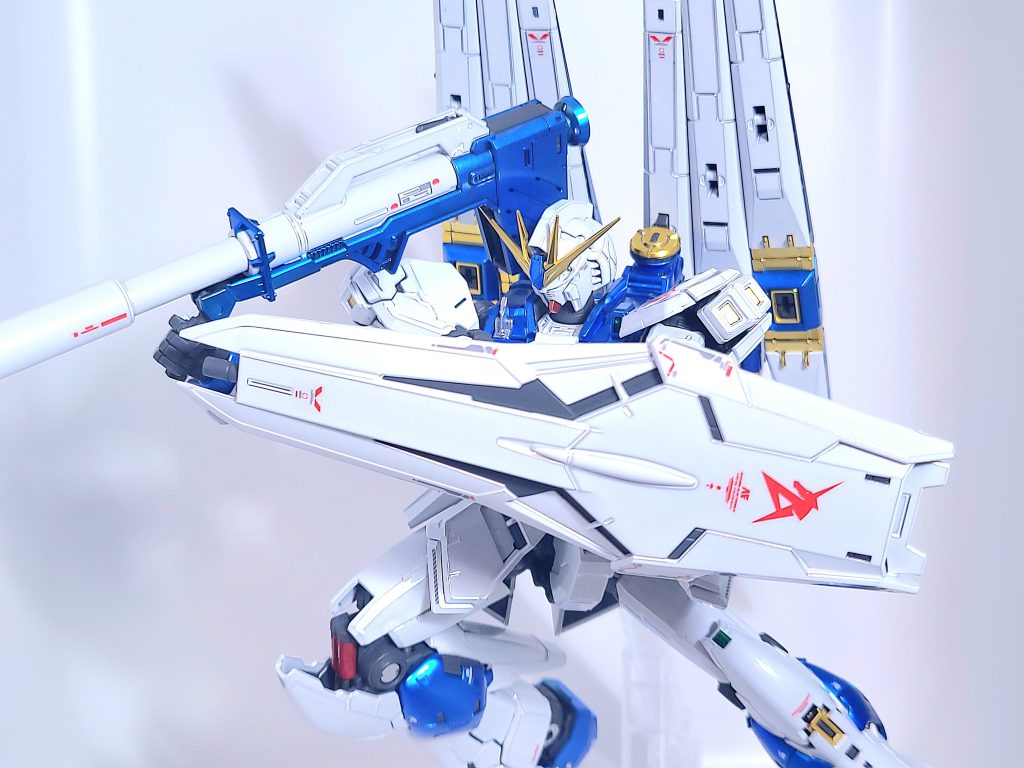 マーキングは付属のシールを使用しました。水転写デカール使いたいんですが、マークセッターやマークソフターなどが、チタニウムフィニッシュ塗装面に何か影響を及ぼしてしまうことを危惧して辞めました。。。リアリスティックデカールでも、艶あり塗装なら、爪楊枝でこすりつければ案外と境界線が目立たないことを学べました。