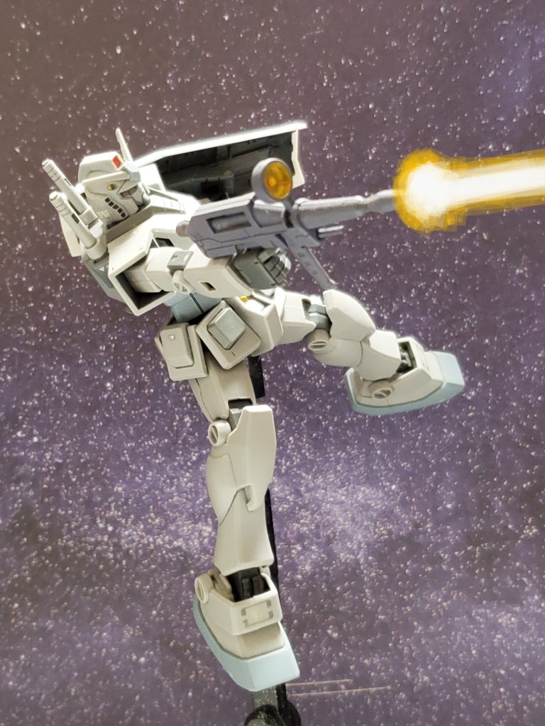 ガンダムタイプもついに応戦💢❗戦艦の主砲並のビームライフルが部下のザクIIを一撃で撃墜😱💦やはり危険なMSと認識するバウアー中佐❗