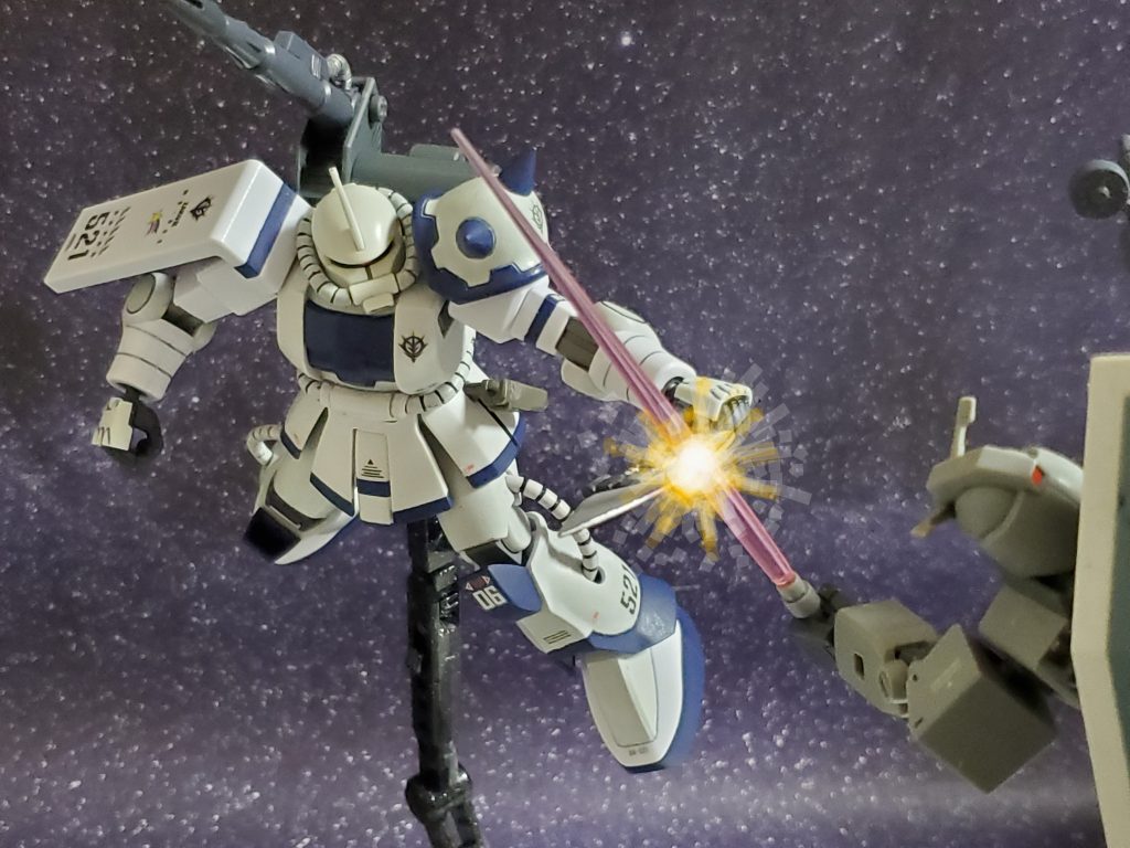 しかし、バウアー中佐は冷静に対応❗大型ヒートホークで距離を取る🎵