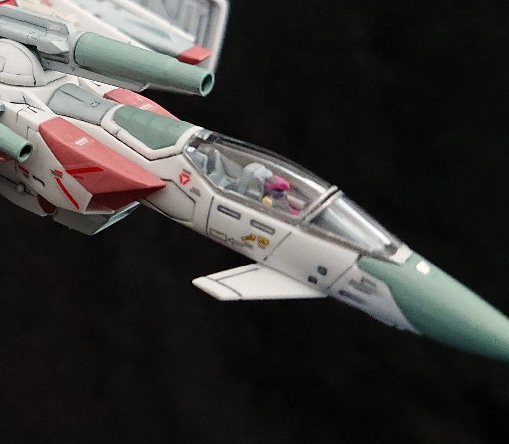 パイロットもカガリちゃんカラーっぽく、塗ってみた。キャノピーに包まれ、粗が目立ちません😏