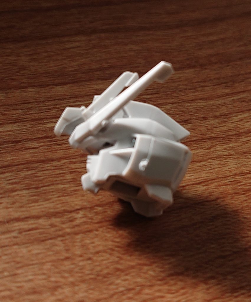 EGシリーズは手で簡単にもげるって言うけど、うちは簡単にもぐことは出来んし、ゲート跡が目立ちますがな😭結局ニッパーでカット、ヤスって、無塗装の部分はメラニンスポンジでこすり🥴マネキンなのでシンプルに作成しました。