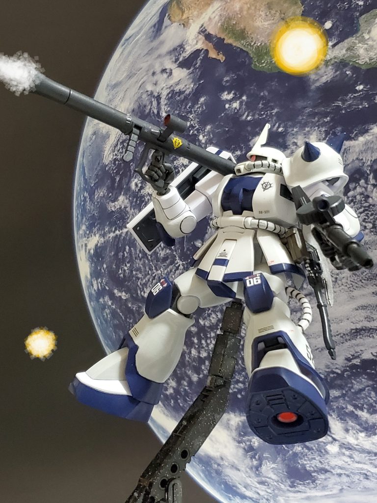 ソロモン特殊攻撃部隊設立以降、衛星軌道上、暗礁宙域を主戦場とし部下と共に活躍をみせるノルディット・バウアー中佐のザクII(S)😊✨連邦軍の『V作戦』が明らかになり、連邦の木馬と白いMSが『赤い彗星』を退き、ガルマ大佐に続き『青き巨星』が倒れた頃、次期主力MS用に開発されたビームキャノン付き高機動バックパックがドズル中将の元に届いた❗