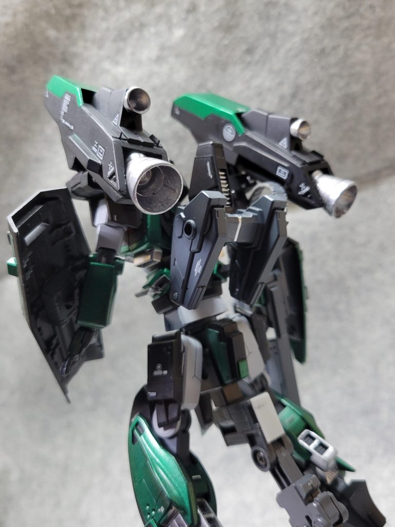 両肩に付けたバーニアは自在に動きますがGNなんちゃら付いてるんじゃねぇのか？みたいなのは聞けません！笑