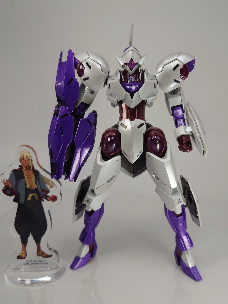 一番くじのシャディクのアクスタとともに。外装は白がパールホワイト+ホワイトシルバー少々、紫がGXメタルバイオレットです。