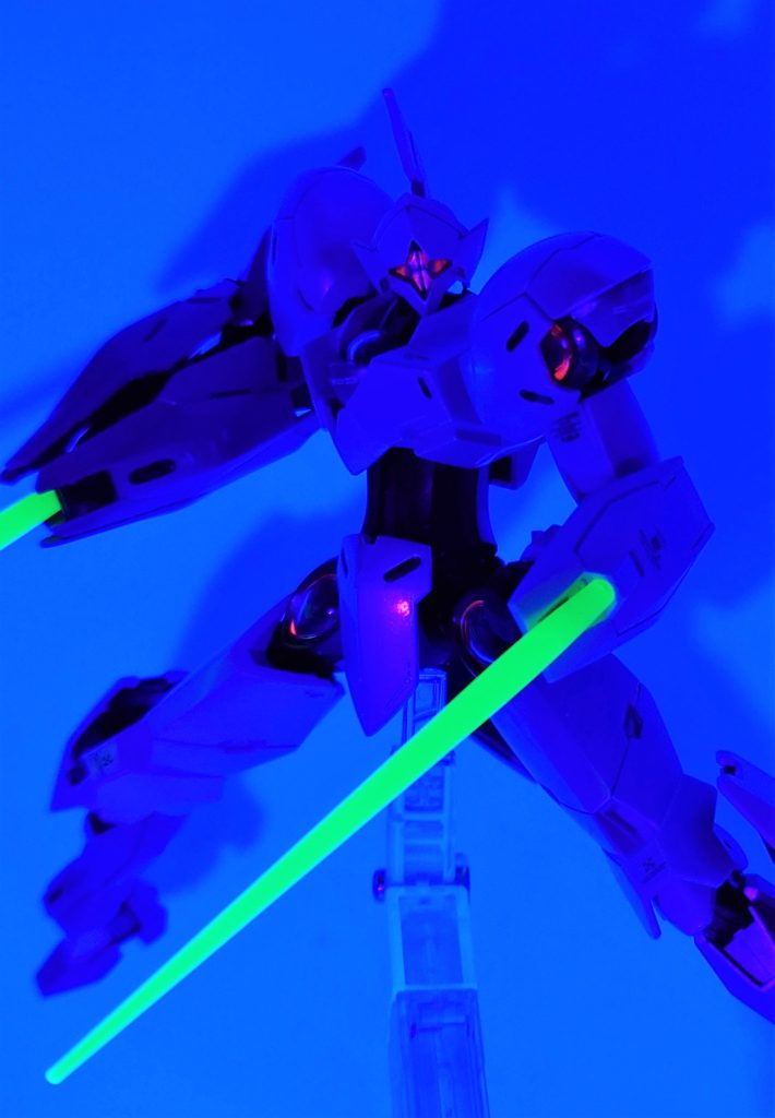 ベタですが蛍光レッド/グリーンを使用したのでブラックライトで光ります。