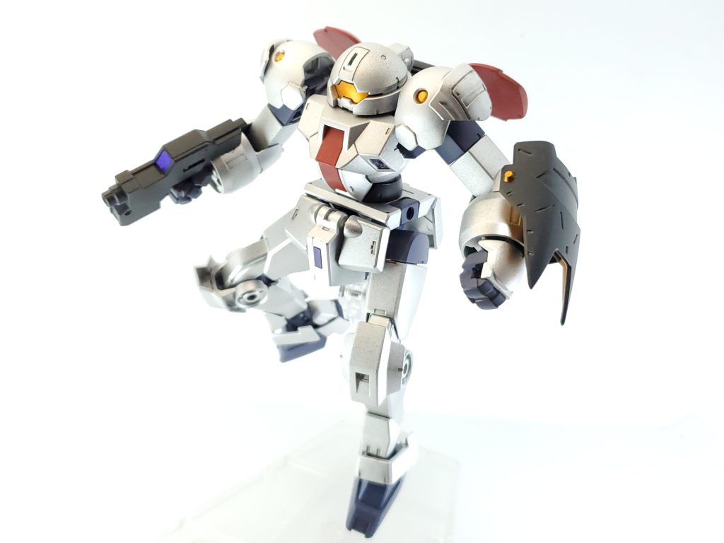 ビームライフルは小型で取り回しがしやすい物になっている。バックパックの羽根のようなものは、姿勢制御用の小型ウイングで、コロニー内の重力下で効力を発揮する。腰部前面の接続ジョイントはオミットされ、代わりにセンサーが追加されている。