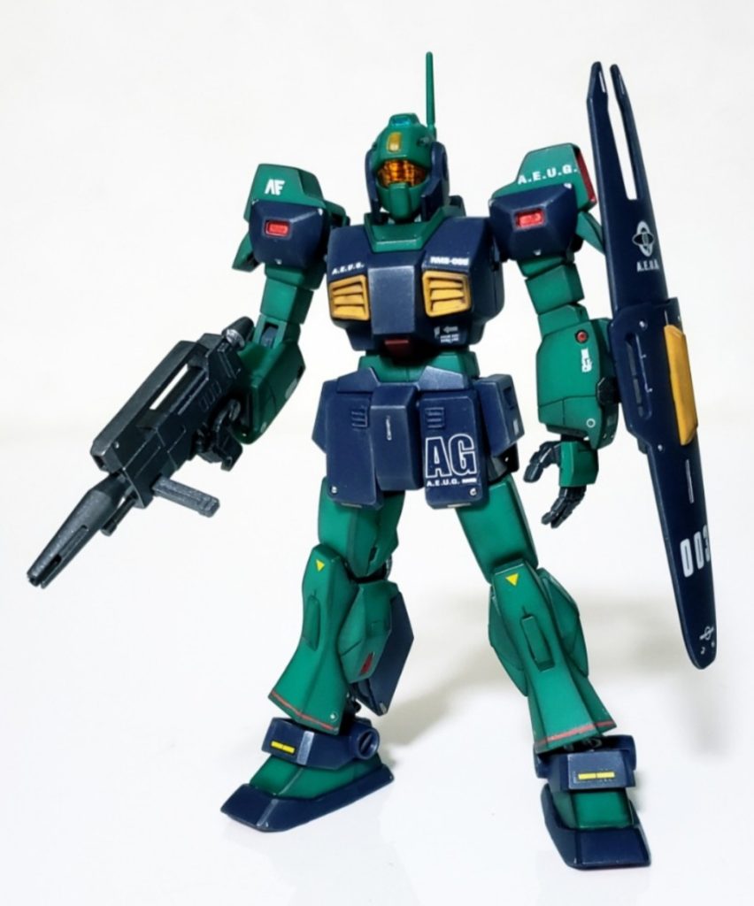 成型色仕上げです。合わせ目(肩、腕、脚)を処理して、色の足りてないところを部分塗装して、シャドウを入れて、メタルを埋めて、デカール貼って、水性トップコート(つや消し)の簡単仕上げでフィニッシュですね。