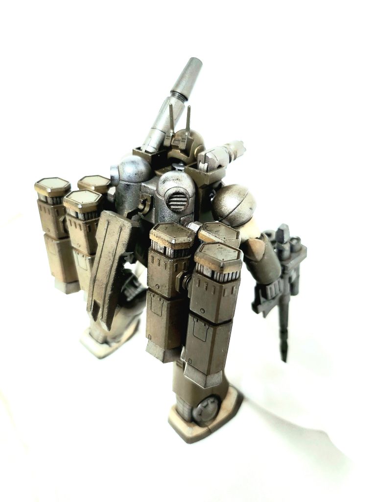 カラーリングは当初赤色調であったが、密かな開発計画であったため、ODを基調としたものに変更した。